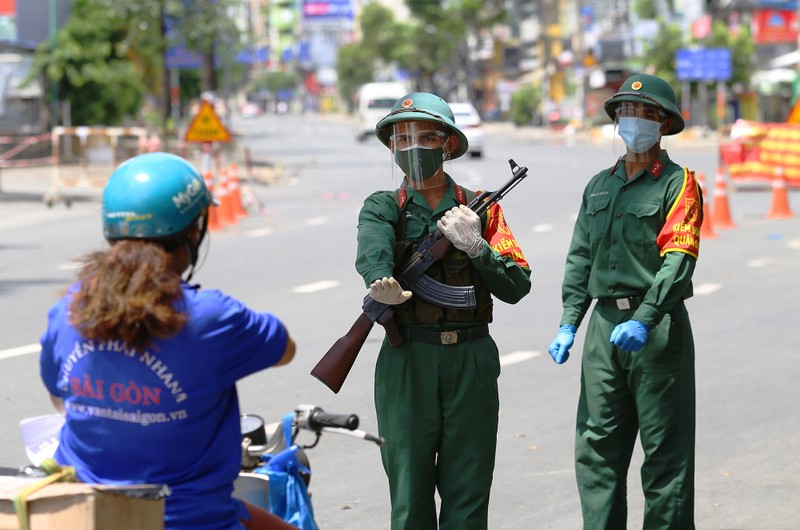 Chùm ảnh: Bộ đội tham gia kiểm soát tại các chốt ngày đầu siết chặt giãn cách - ảnh 1