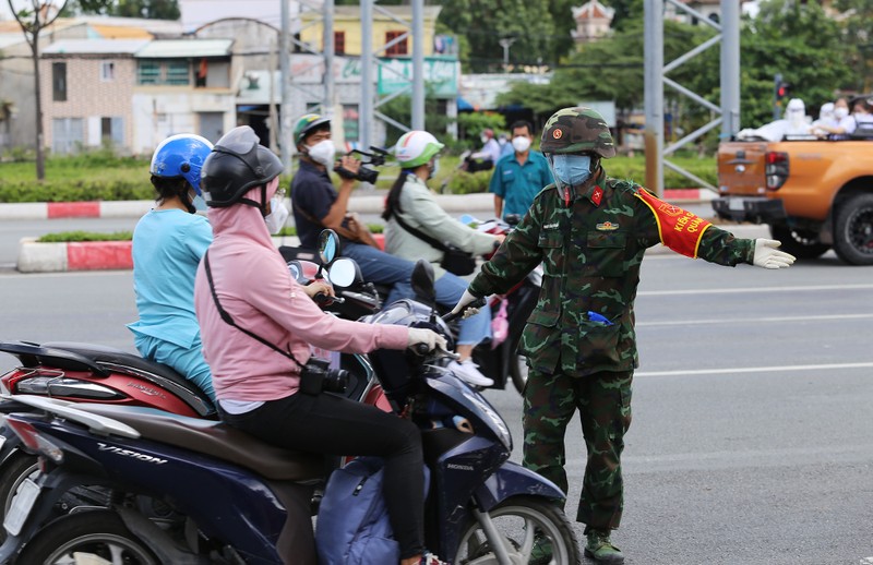 Chùm ảnh: Bộ đội tham gia kiểm soát tại các chốt ngày đầu siết chặt giãn cách - ảnh 6