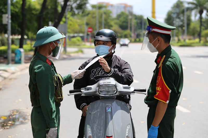 Chùm ảnh: Bộ đội tham gia kiểm soát tại các chốt ngày đầu siết chặt giãn cách - ảnh 9