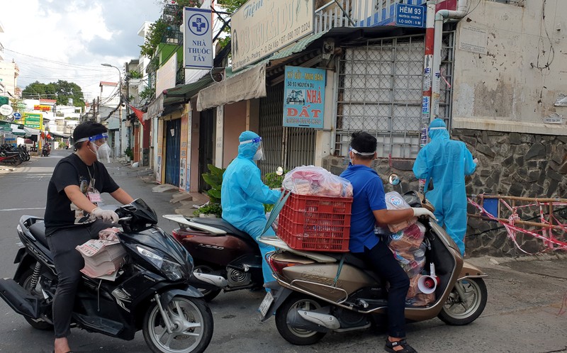 TP.HCM: Dân vui mừng  khi vừa có thực phẩm, vừa có báo đọc miễn phí - ảnh 19