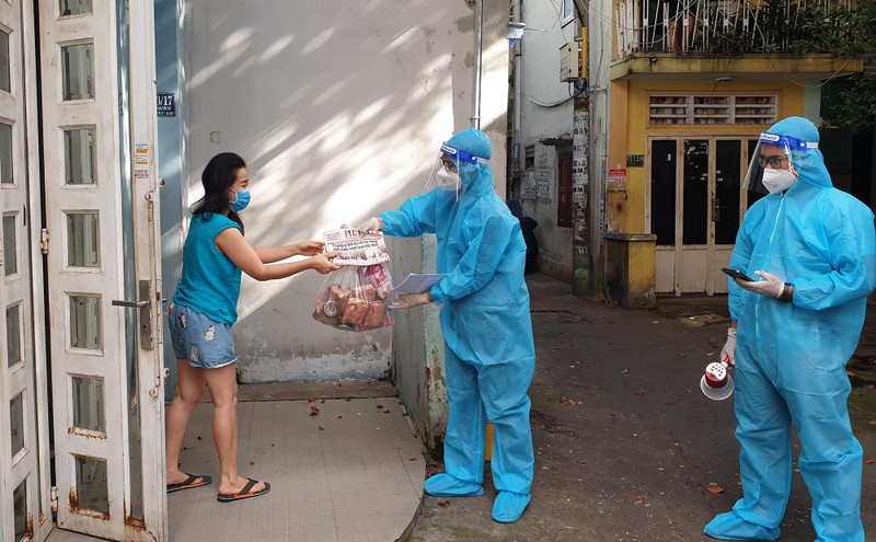 TP.HCM: Dân vui mừng  khi vừa có thực phẩm, vừa có báo đọc miễn phí - ảnh 20