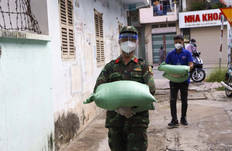 TP.HCM: Dân vui mừng  khi vừa có thực phẩm, vừa có báo đọc miễn phí - ảnh 11