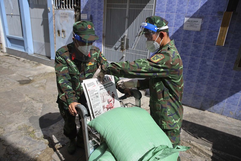 TP.HCM: Dân vui mừng  khi vừa có thực phẩm, vừa có báo đọc miễn phí - ảnh 12