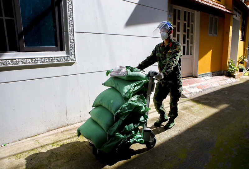 TP.HCM: Dân vui mừng  khi vừa có thực phẩm, vừa có báo đọc miễn phí - ảnh 14