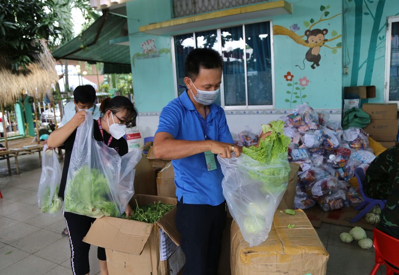 TP.HCM: Dân vui mừng  khi vừa có thực phẩm, vừa có báo đọc miễn phí - ảnh 3