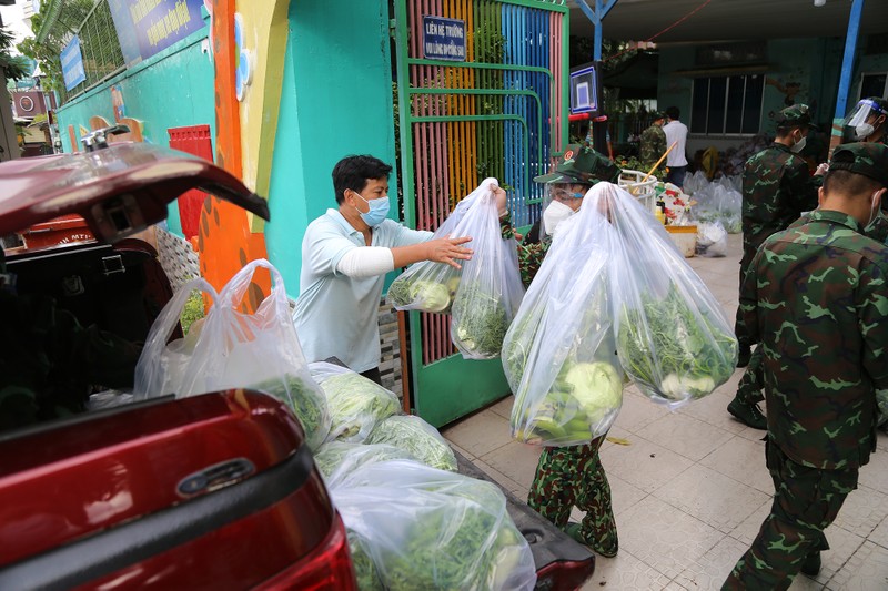 TP.HCM: Dân vui mừng  khi vừa có thực phẩm, vừa có báo đọc miễn phí - ảnh 5