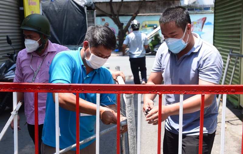 TP.HCM: Người dân vui mừng vì nhiều nơi bắt đầu tháo bỏ rào chắn - ảnh 2