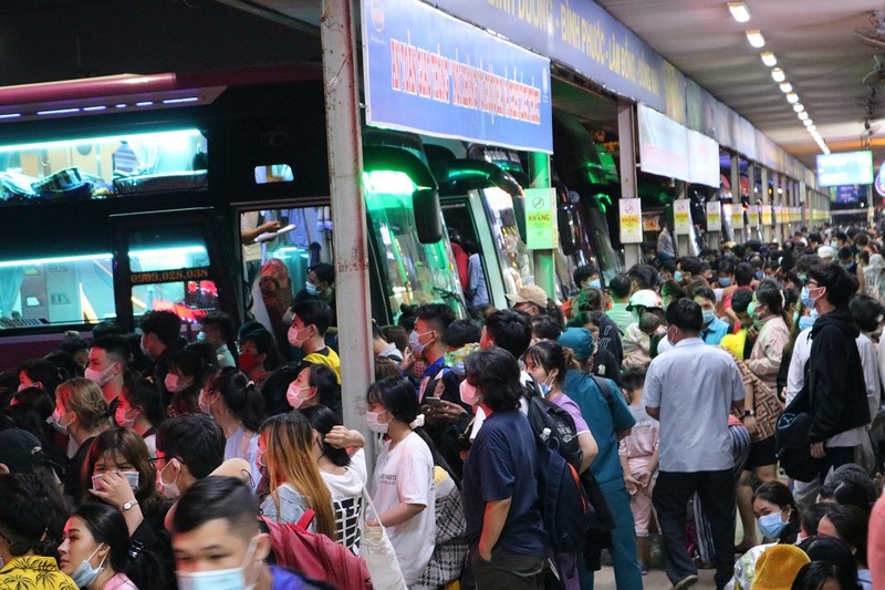 Hàng ngàn người dân chờ lên xe về quê ở bến xe Miền Đông - ảnh 4