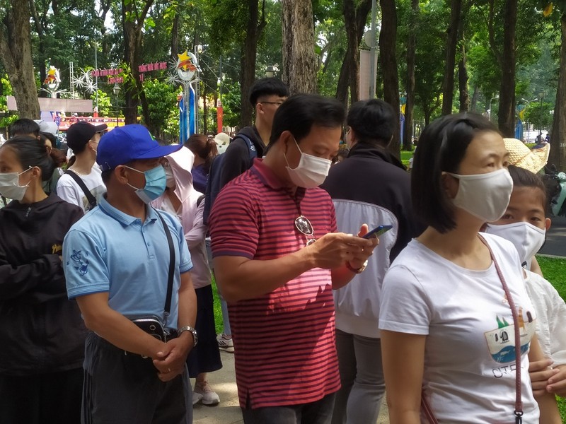 Đường phố vắng lặng, người Sài Gòn thăm Dinh Độc lập ngày 30-4 - ảnh 7