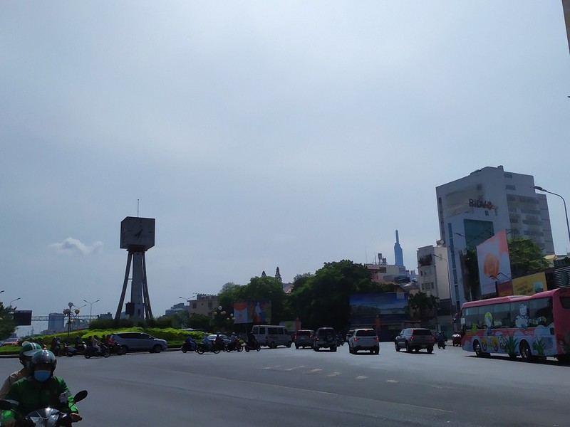 Đường phố vắng lặng, người Sài Gòn thăm Dinh Độc lập ngày 30-4 - ảnh 2