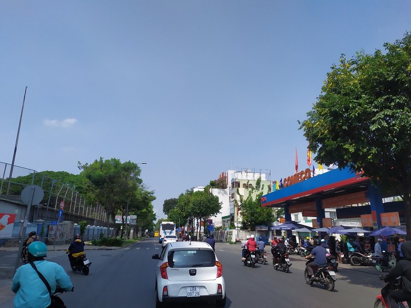 Đường phố vắng lặng, người Sài Gòn thăm Dinh Độc lập ngày 30-4 - ảnh 4