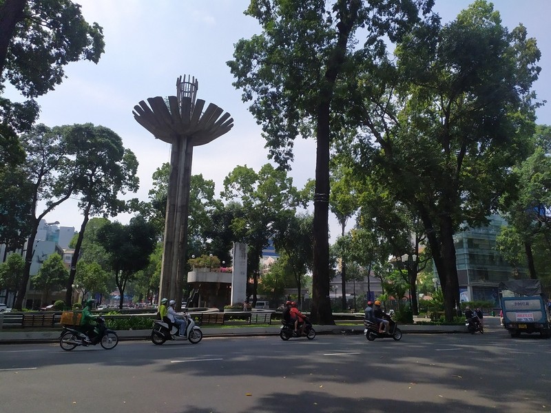Đường phố vắng lặng, người Sài Gòn thăm Dinh Độc lập ngày 30-4 - ảnh 3