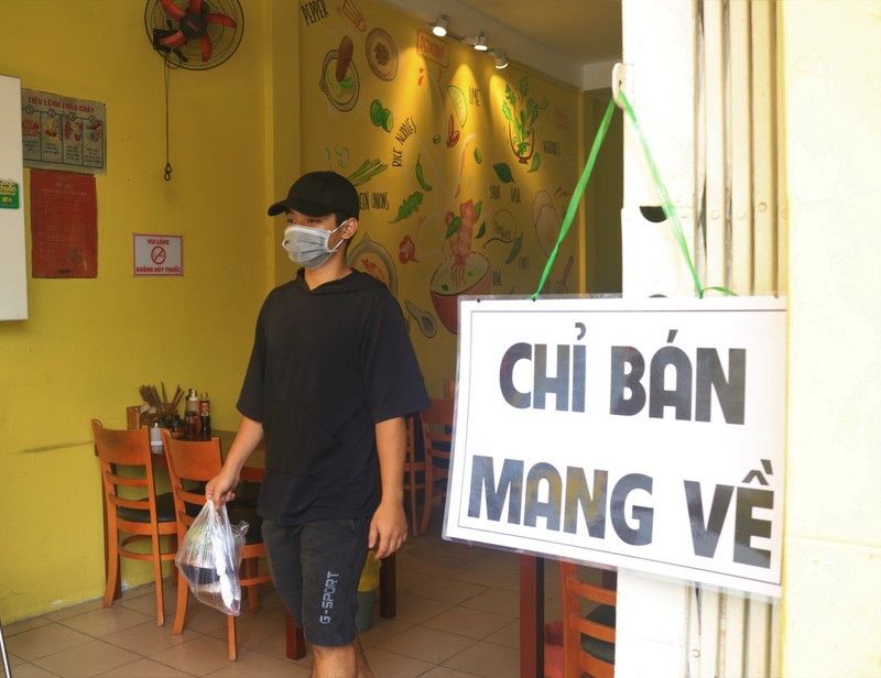 Nhiều hàng quán vẫn bán tại chỗ sau thông báo chỉ bán mang về - ảnh 3