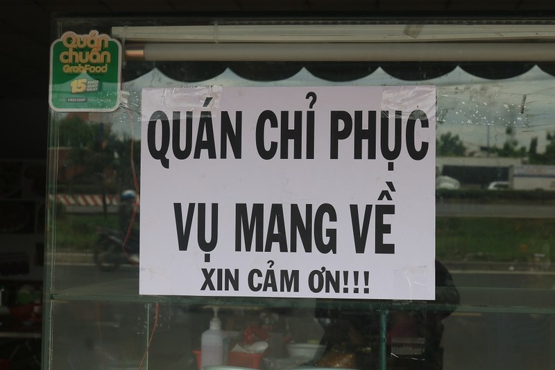 Nhiều hàng quán vẫn bán tại chỗ sau thông báo chỉ bán mang về - ảnh 1