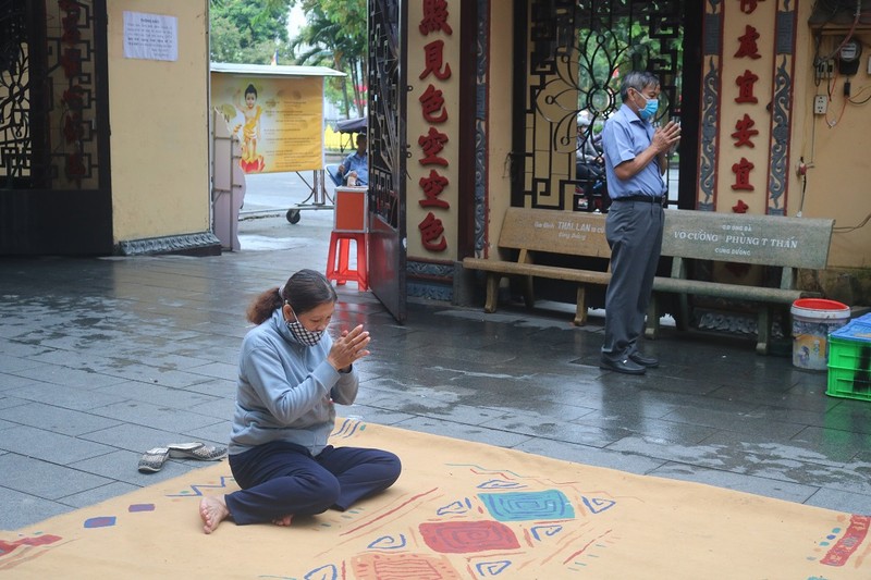 TP.HCM: Người dân đeo khẩu trang dự lễ Phật đản từ sáng sớm - ảnh 8