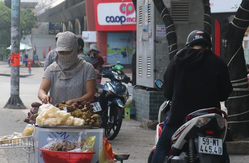 Người dân TP.HCM bình tĩnh trong ngày đầu giãn cách - ảnh 8