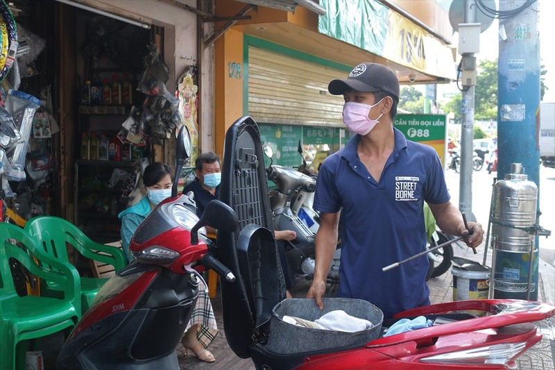 Người dân TP.HCM bình tĩnh trong ngày đầu giãn cách - ảnh 9