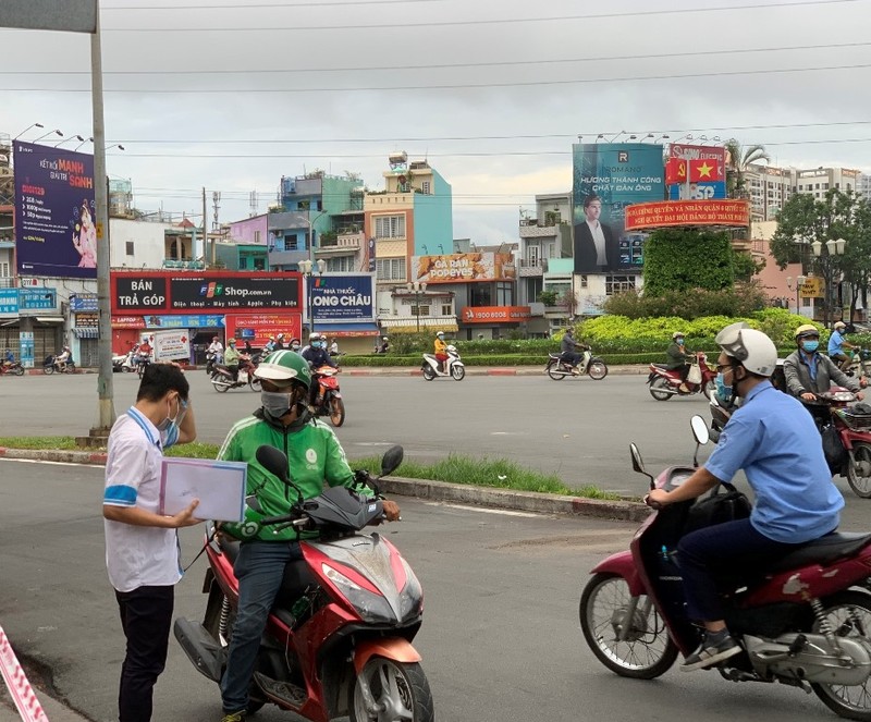 Cảm động khoảnh khắc cha mẹ chia tay con trước cổng trường thi  - ảnh 10