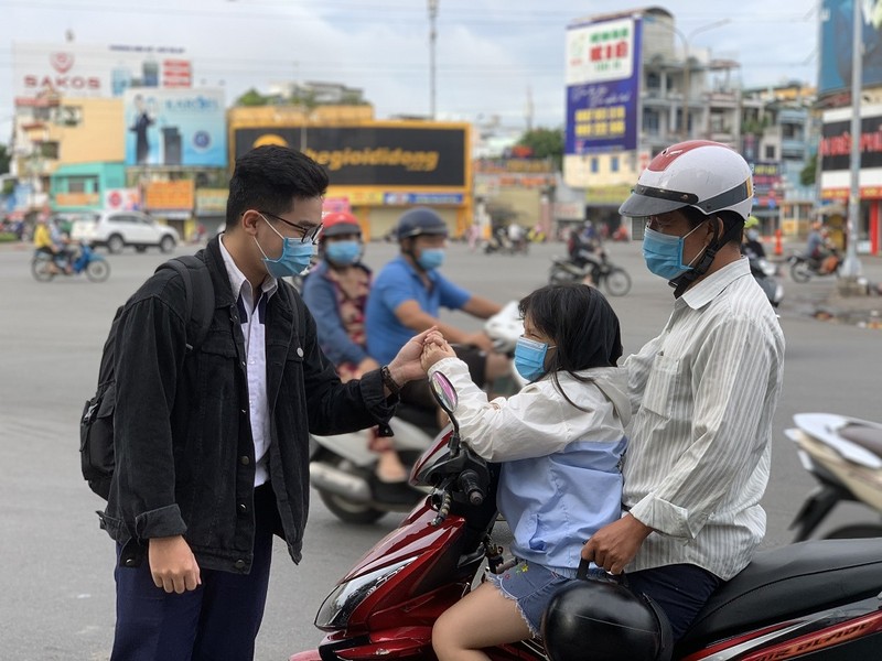 Cảm động khoảnh khắc cha mẹ chia tay con trước cổng trường thi  - ảnh 1