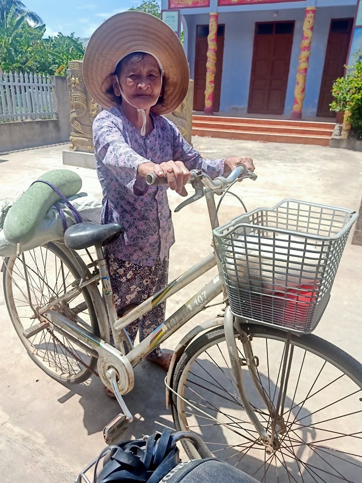 Giữa trưa nắng, cụ bà 76 tuổi chở trái bí để 'gửi chút tấm lòng' vô Nam - ảnh 2