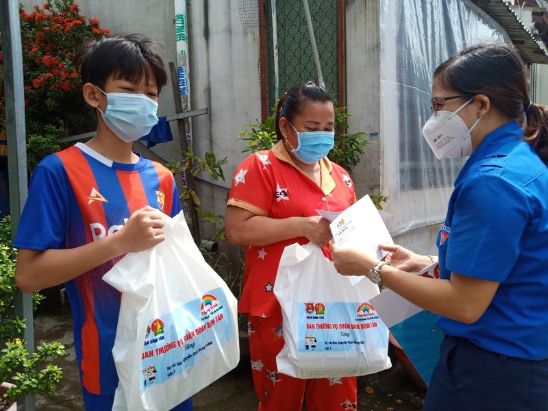 Quận Đoàn Bình Tân tặng quà cho con em công nhân có hoàn cảnh khó khăn - ảnh 3