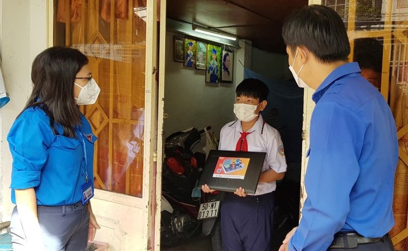 Quận Đoàn Bình Tân tặng quà cho con em công nhân có hoàn cảnh khó khăn - ảnh 4