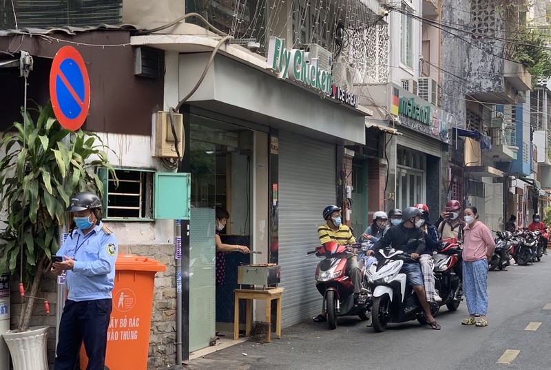 Khách mua quá đông, tiệm bánh mì Bà Huynh bị trật tự đô thị yêu cầu ngưng bán - ảnh 3
