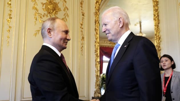 Ông Biden bắt tay ông Putin, hội đàm thượng đỉnh Mỹ - Nga bắt đầu - ảnh 1