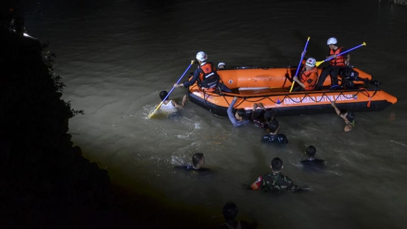 Indonesia: Dọn rác bờ sông, 11 học sinh trượt chân chết đuối - ảnh 1