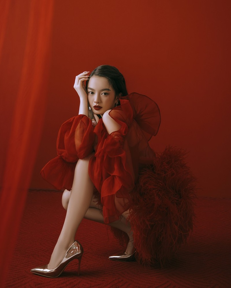 Vẻ đẹp kiêu sa, sắc sảo của Kaity Nguyễn ở tuổi 22 - ảnh 3