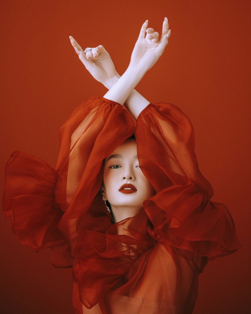 Vẻ đẹp kiêu sa, sắc sảo của Kaity Nguyễn ở tuổi 22 - ảnh 4