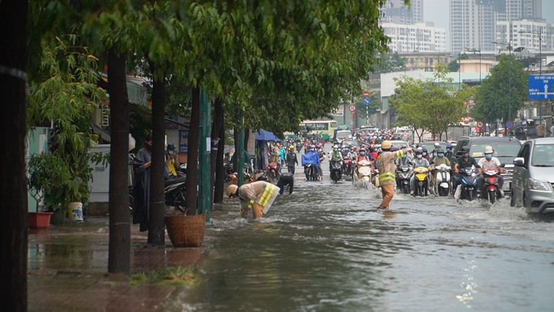 CSGT lội nước giúp người dân khơi miệng cống chống ngập - ảnh 5