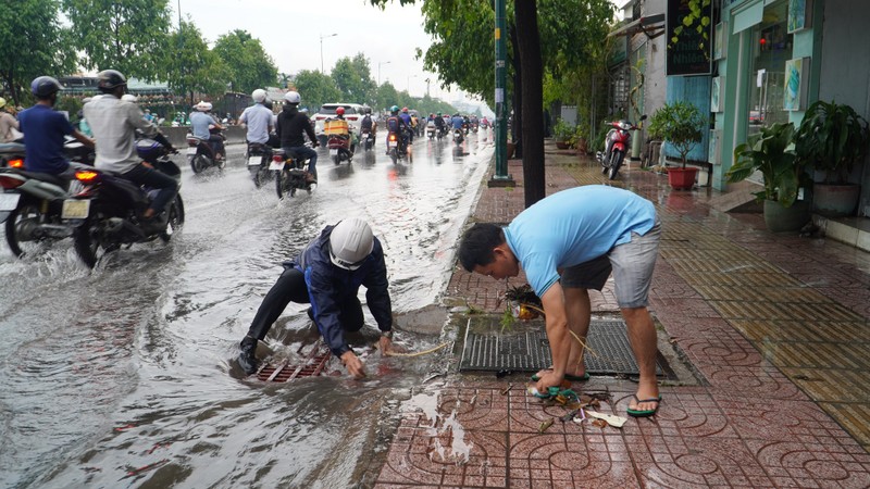 CSGT lội nước giúp người dân khơi miệng cống chống ngập - ảnh 6