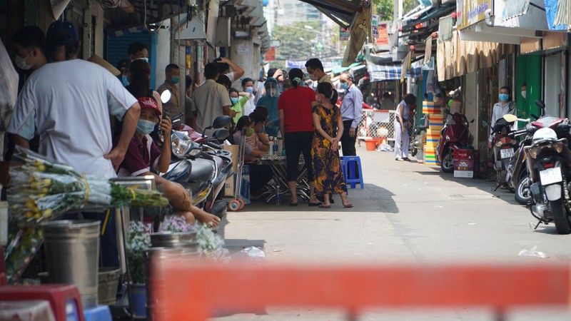 Phong tỏa chợ Phú Nhuận vì ca nghi nhiễm COVID-19 từ Đà Nẵng - ảnh 1