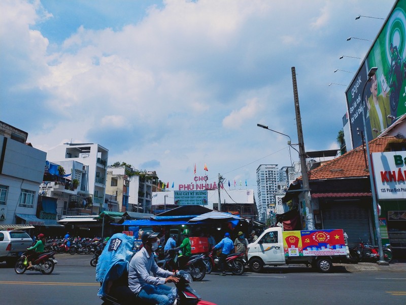 Phong tỏa chợ Phú Nhuận vì ca nghi nhiễm COVID-19 từ Đà Nẵng - ảnh 6
