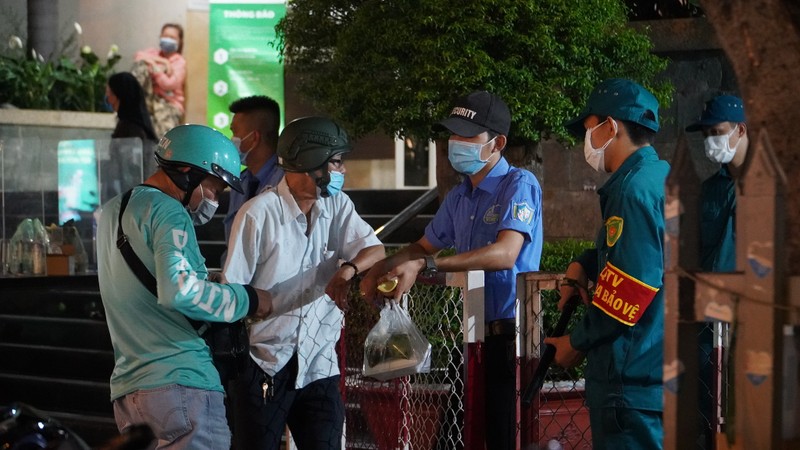 Phong tỏa BV Hoàn Mỹ: 'Vợ bệnh nằm trong đó không vào được' - ảnh 2