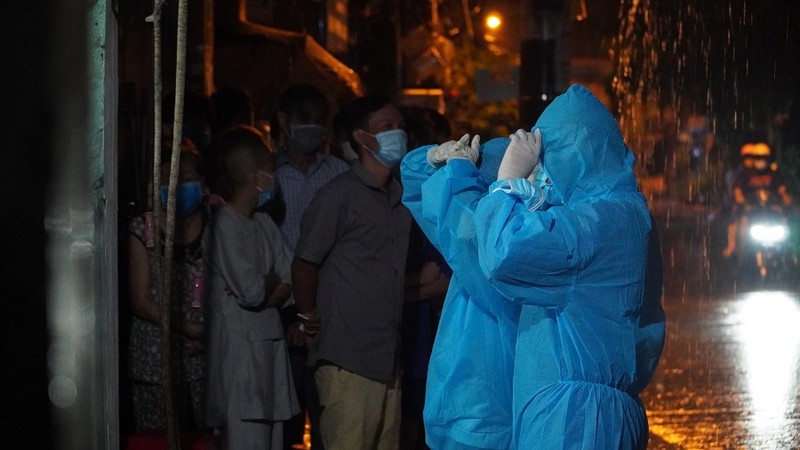 Người dân đội mưa đi lấy mẫu xét nghiệm COVID-19 trong đêm - ảnh 4