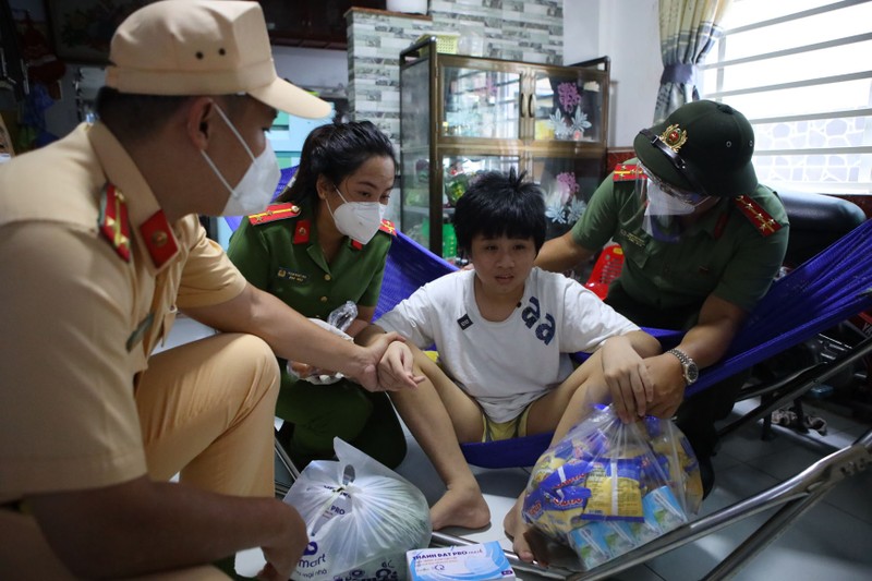 Công an đến từng nhà trao quà cho trẻ khuyết tất, mồ côi - ảnh 2