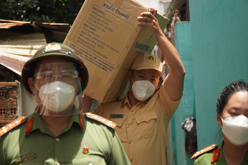 Công an đến từng nhà trao quà cho trẻ khuyết tất, mồ côi - ảnh 7