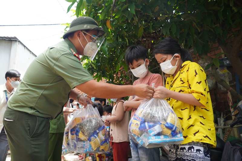 Công an đến từng nhà trao quà cho trẻ khuyết tất, mồ côi - ảnh 3