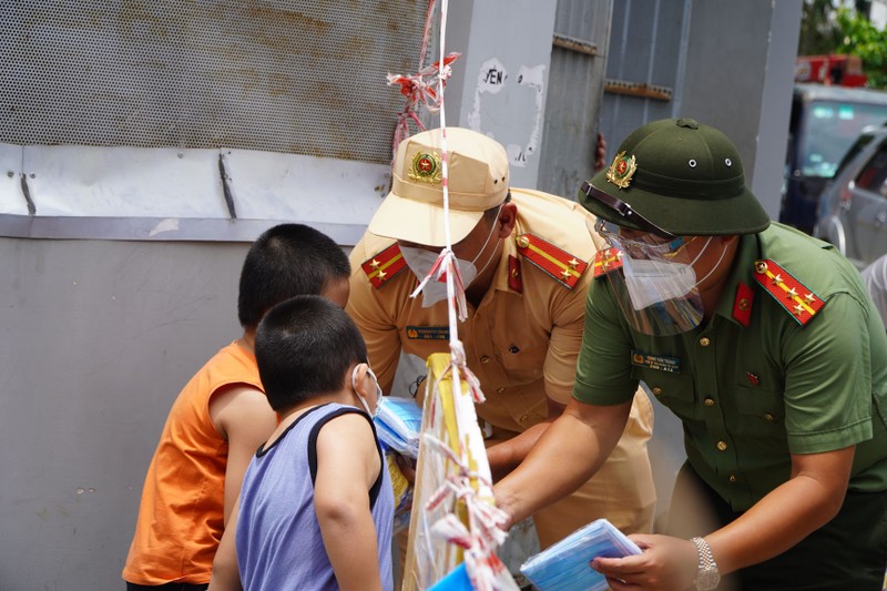 Công an đến từng nhà trao quà cho trẻ khuyết tất, mồ côi - ảnh 6