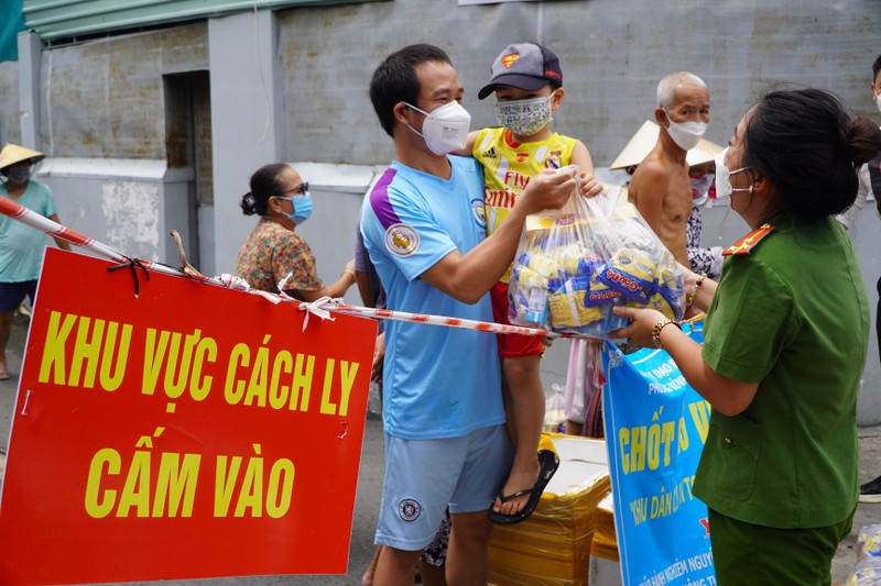 Công an đến từng nhà trao quà cho trẻ khuyết tất, mồ côi - ảnh 5