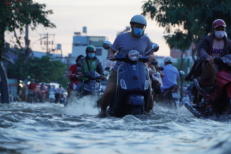 Người dân Sài Gòn lội nước về nhà sau giờ tan tầm - ảnh 9