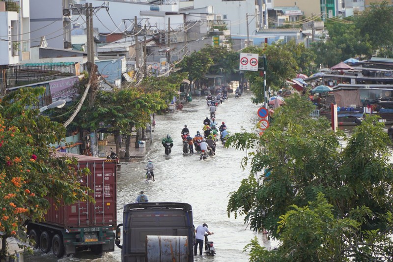 Người dân Sài Gòn lội nước về nhà sau giờ tan tầm - ảnh 4