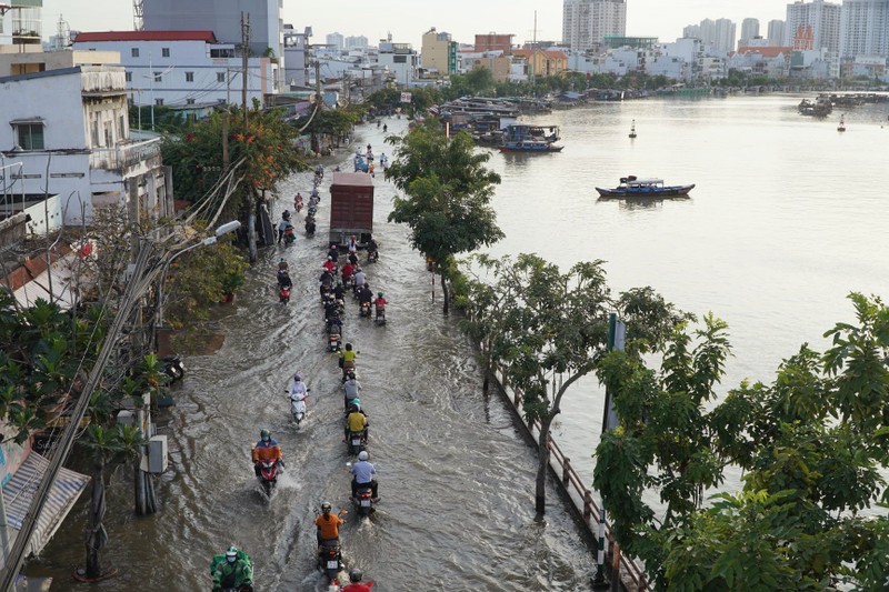 Người dân Sài Gòn lội nước về nhà sau giờ tan tầm - ảnh 2
