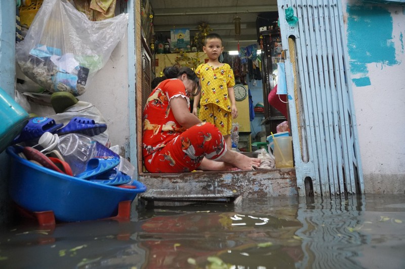 Người dân Sài Gòn lội nước về nhà sau giờ tan tầm - ảnh 5