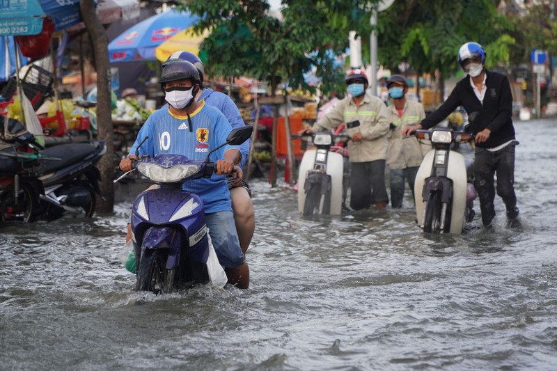 Người dân Sài Gòn lội nước về nhà sau giờ tan tầm - ảnh 7