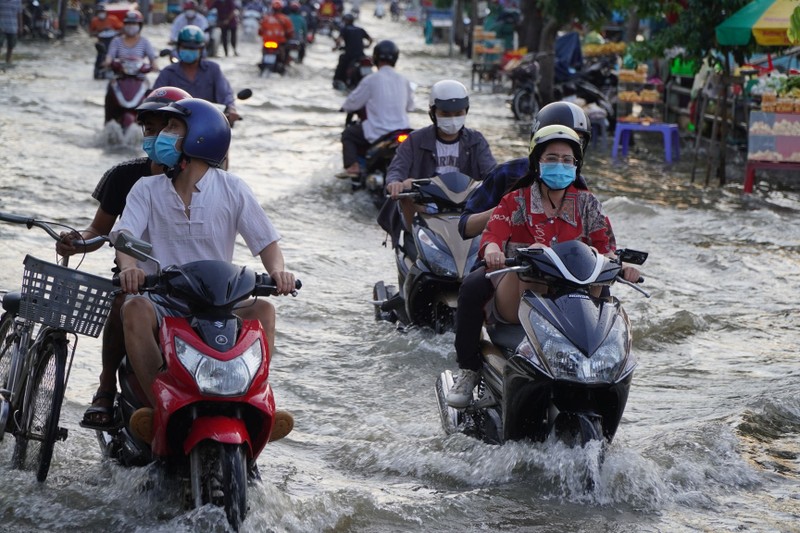 Người dân Sài Gòn lội nước về nhà sau giờ tan tầm - ảnh 1
