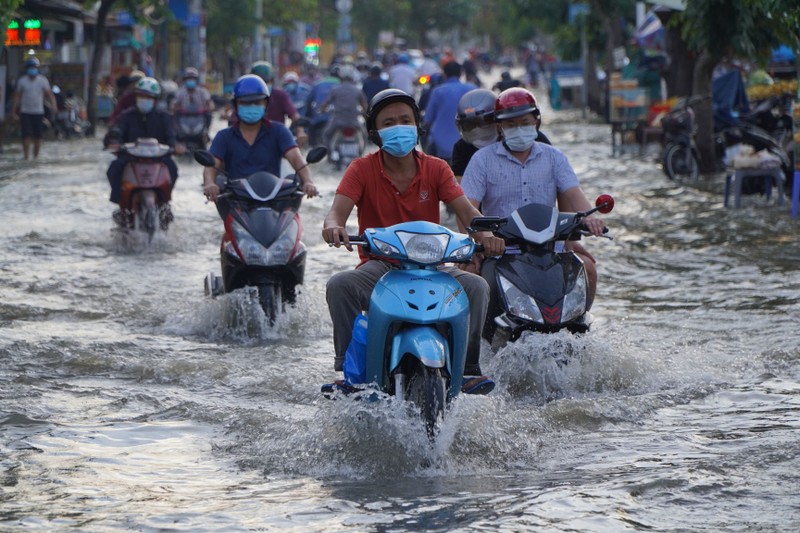 Người dân Sài Gòn lội nước về nhà sau giờ tan tầm - ảnh 3