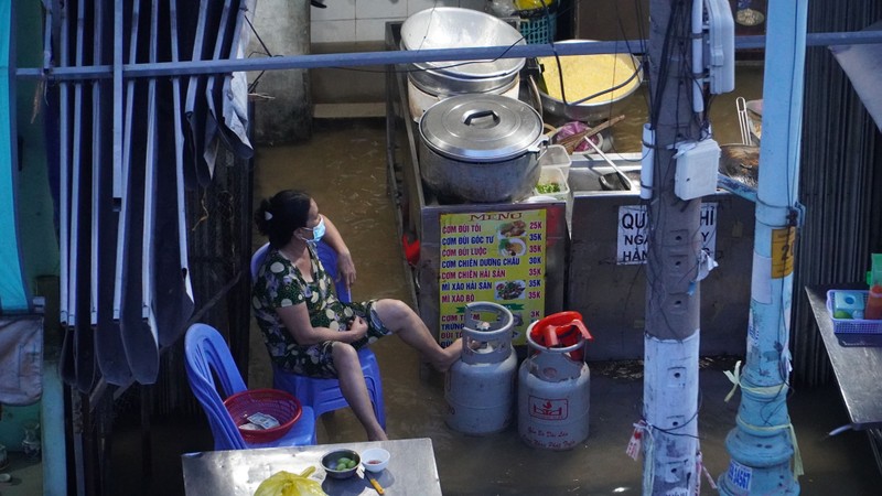 Người dân Sài Gòn lội nước về nhà sau giờ tan tầm - ảnh 10